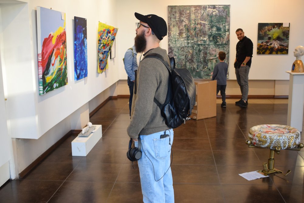 Expoziția Decât titluri continuă și dupa Noaptea Albă a Galeriilor pana pe 14 Octombrie la Galeria Arta Craiova